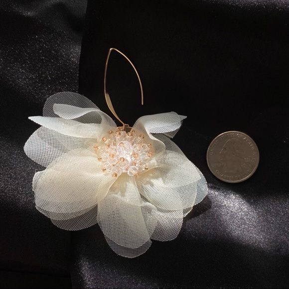 💕Last one Mesh White Flower Hook Earrings - Picture 5 of 8